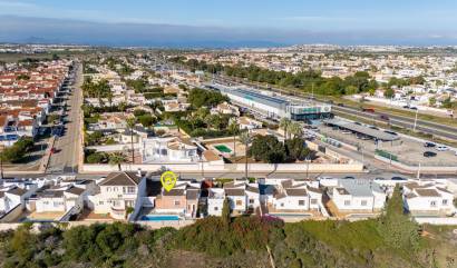 Revente - Villa - Torrevieja - Urbanización San Luis