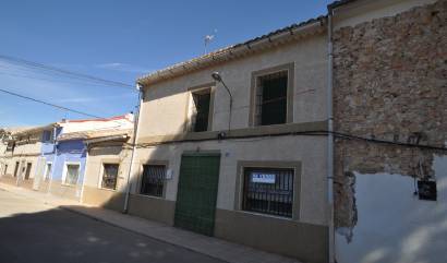 Sale - Village house - Pinoso