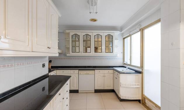 Sale - Apartment - Torrevieja - Paseo maritimo